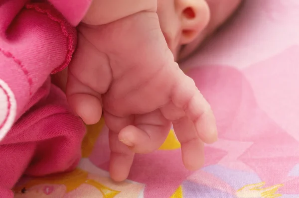 Nyfödda baby hand — Stockfoto