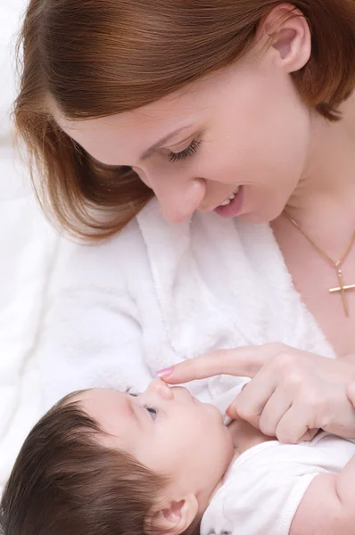 Νεαρή ευτυχισμένη μητέρα με μωρό — Stock fotografie