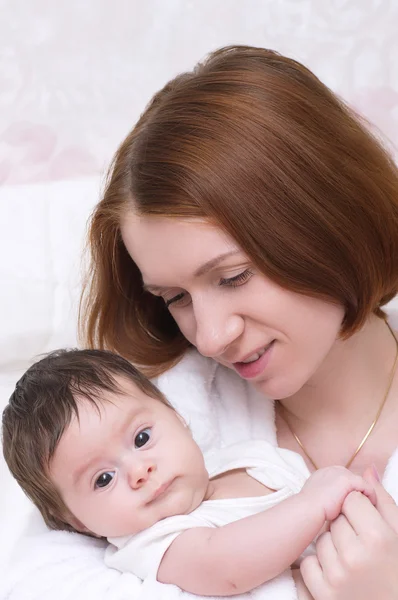 Jeune mère heureuse avec bébé — Photo