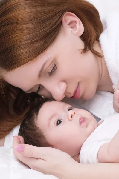 Jonge gelukkig moeder met baby — Stockfoto