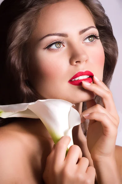 Краса обличчя молодої жінки з квіткою лілії — стокове фото