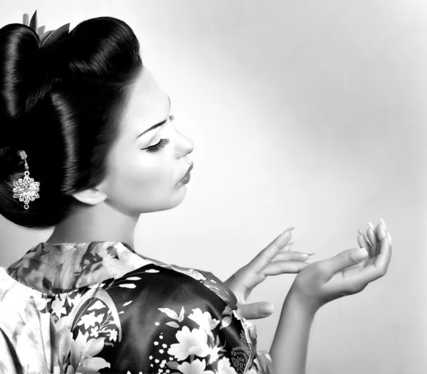 Portrait of a Japanese geisha woman — Stock Photo, Image