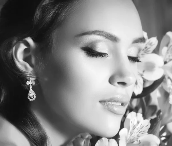 Beauty face of the young woman with flowers — Stock Photo, Image