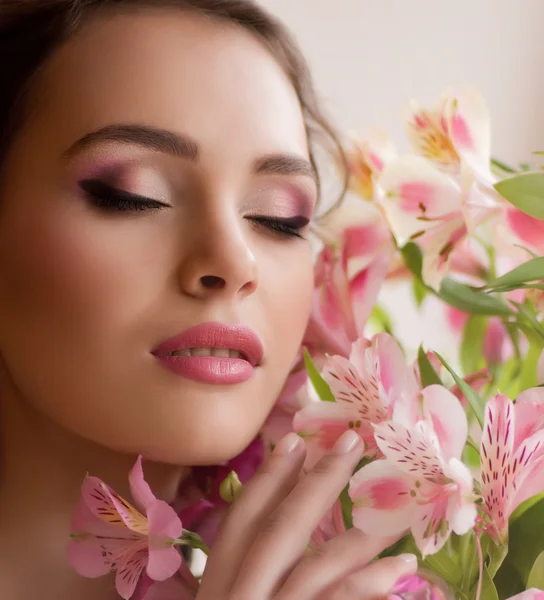 Jeune femme avec des fleurs — Photo