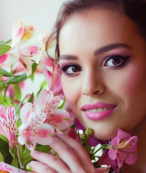 Mujer joven con flores — Foto de Stock