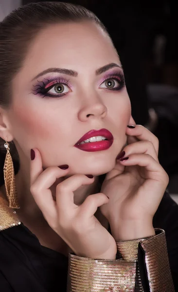 Jeune femme avec maquillage et bijoux — Photo