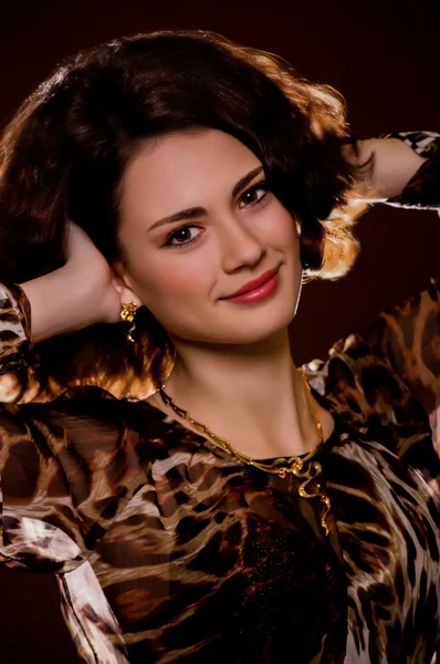 Jeune femme avec maquillage et bijoux — Photo