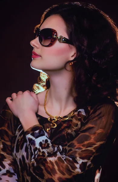 Mujer joven con maquillaje y gafas de sol — Foto de Stock