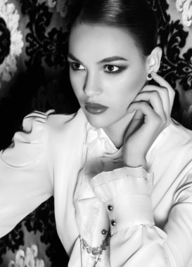 Takı ve makyaj ile genç bir kadın