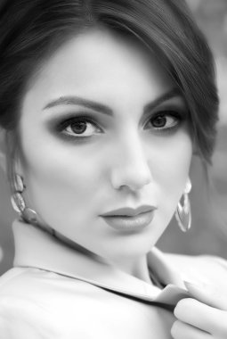 açık havada çok güzel bir kadın portresi