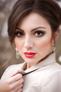 açık havada çok güzel bir kadın portresi