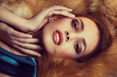 Takı ve makyaj ile genç bir kadın