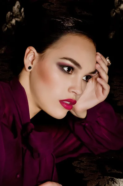 Jonge vrouw met make-up en met juwelen — Stockfoto