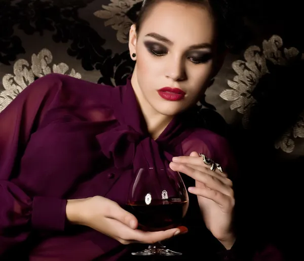 Mujer con copa de vino — Foto de Stock