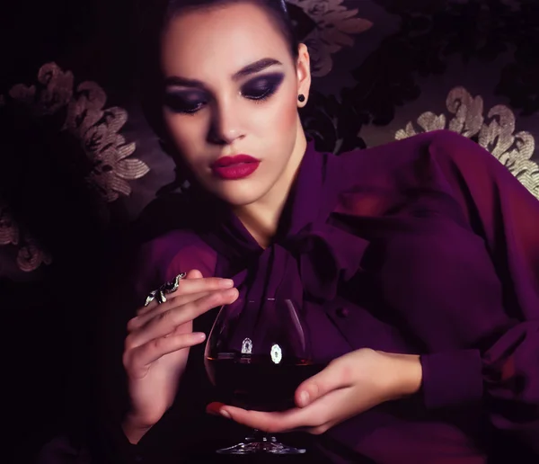 Mujer con copa de vino —  Fotos de Stock