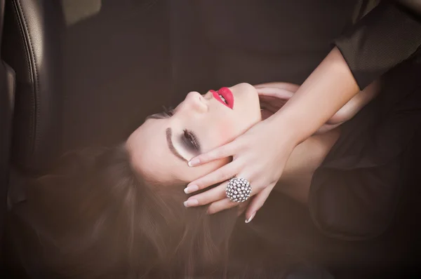 Jeune femme avec maquillage et bijoux — Photo