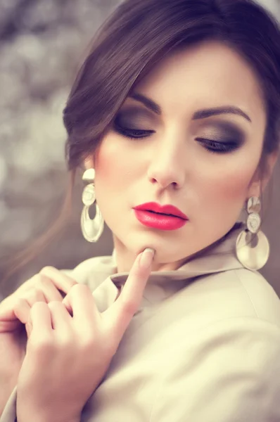 Outdoors portrait of a beautiful woman — Stock Photo, Image