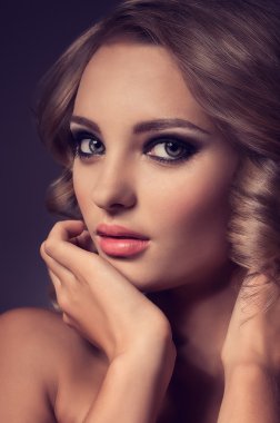 Güzel sarışın kadın.