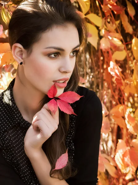 Belle fille dans le jardin d'automne — Photo