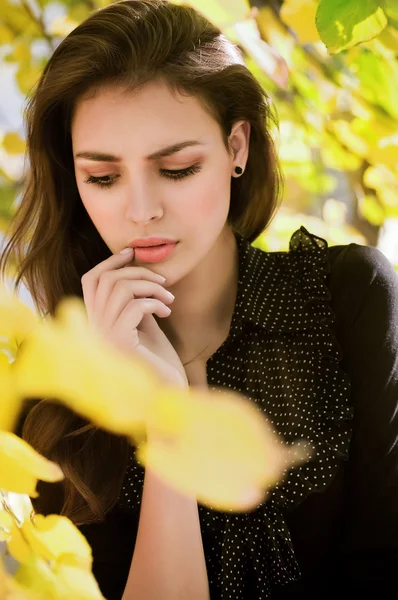 Menina bonita no jardim de outono — Fotografia de Stock