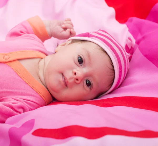 Mooie babymeisje op roze achtergrond — Stockfoto