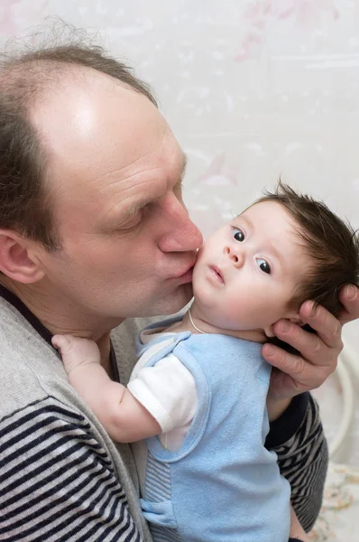 Großvater mit neugeborenem Mädchen — Stockfoto