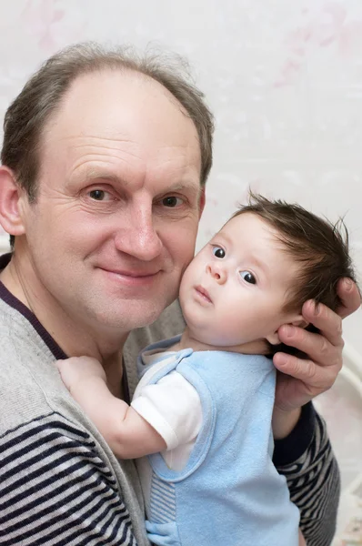 Großvater mit neugeborenem Mädchen — Stockfoto