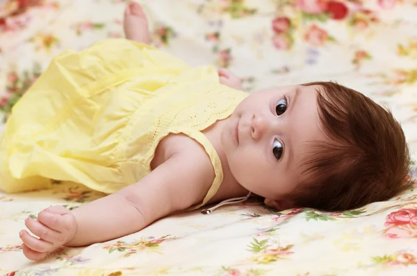 Menina bonita em amarelo — Fotografia de Stock