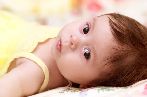 Hermosa niña en amarillo — Foto de Stock