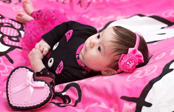 Mooie babymeisje op — Stockfoto