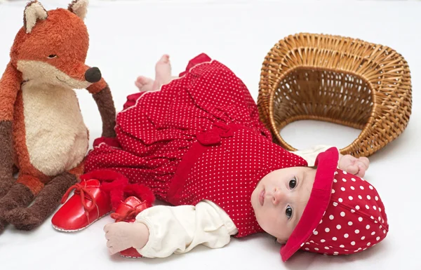 Menina bonita em vestido vermelho — Fotografia de Stock