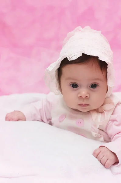 Mooie babymeisje op roze achtergrond — Stockfoto