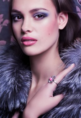 kürk paltolu bir kadın portresi