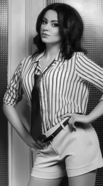 Ritratto di donna che indossa pantaloncini e cravatta — Foto Stock