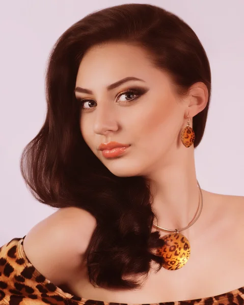 Woman portrait with jewelry — Stock Photo, Image