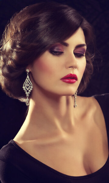 Женский портрет в черном платье
