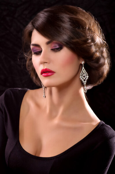 Женский портрет в черном платье
