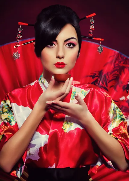 茶道の手配アジアの衣装の女性 — ストック写真