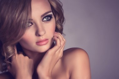 Güzel sarışın kadın.