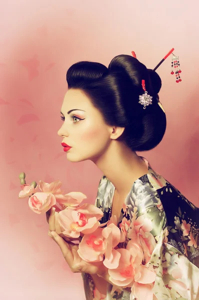 Geisha Frau mit Blumen — Stockfoto