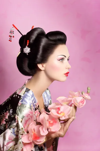 Женщина гейша с цветами — стоковое фото
