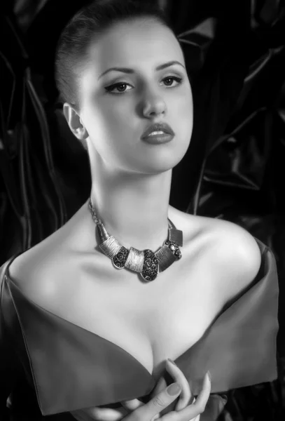 Mulher com colar de jóias — Fotografia de Stock