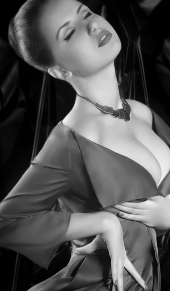 Vrouw met sieraden ketting — Stockfoto