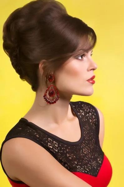 Mode vrouw met oorbellen — Stockfoto