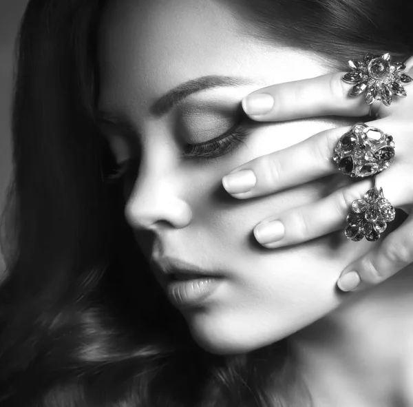 Mujer con anillos de joyería — Foto de Stock