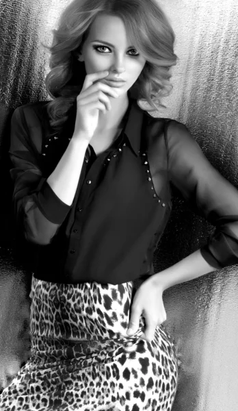Žena v leopardí šaty — Stock fotografie