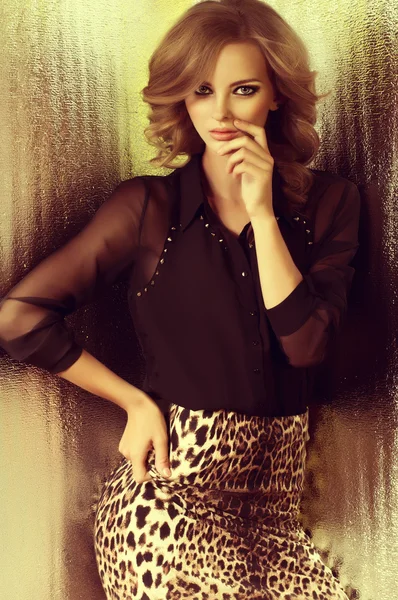 Donna vestita da leopardo — Foto Stock