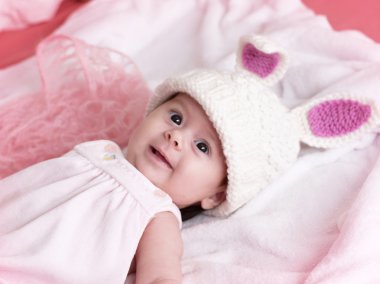 pembe şapkalı kız bebek