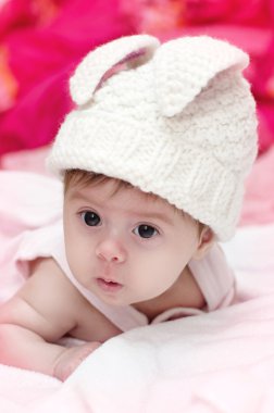pembe şapkalı kız bebek