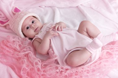 pembe şapkalı kız bebek